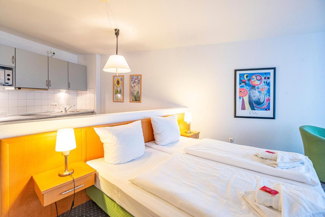 Hotel Rostock West Im "Kritzmow Park" Экстерьер фото